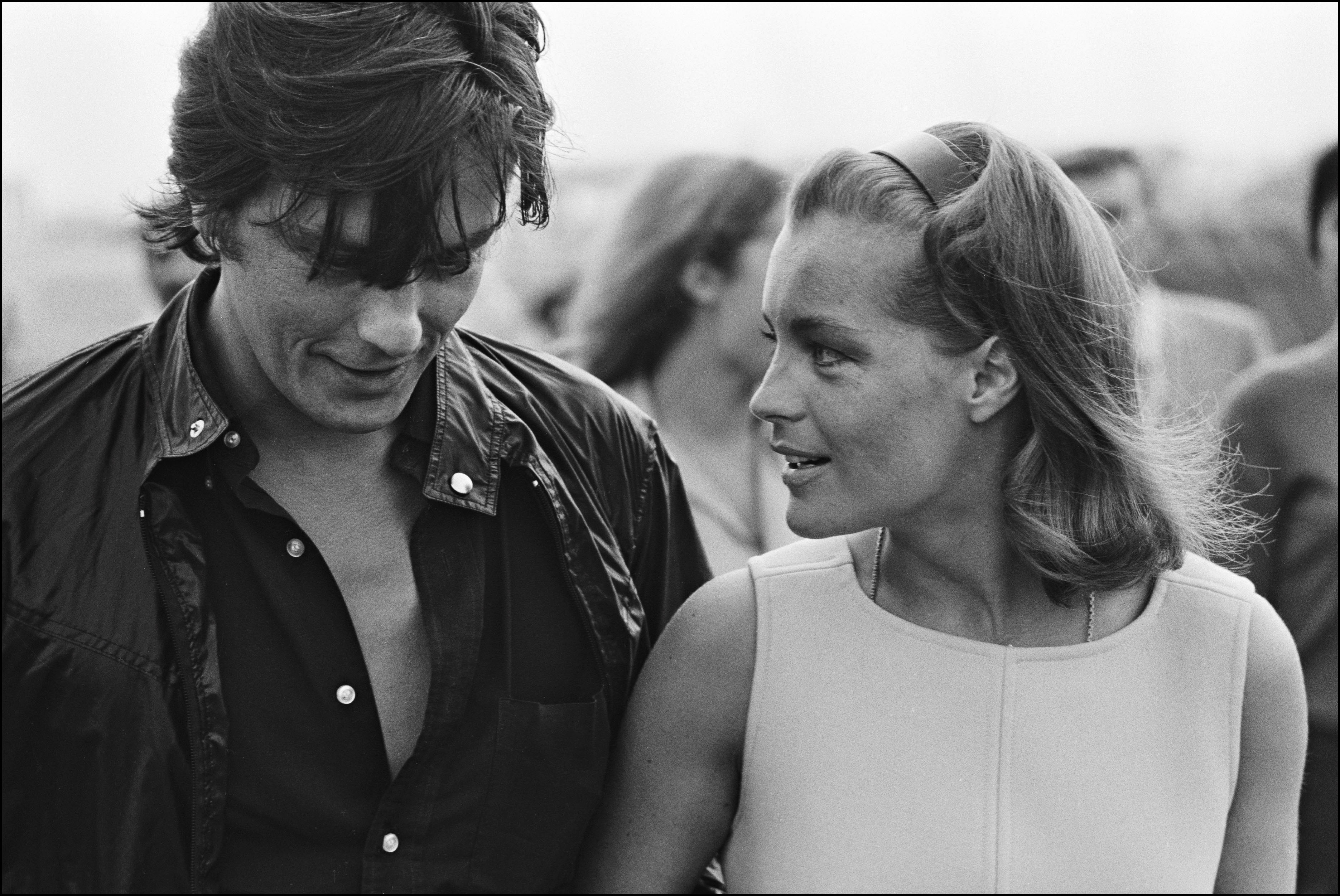 **NB10429* Alain Delon welcome Romy Schneider at Nice airport before the set of the film